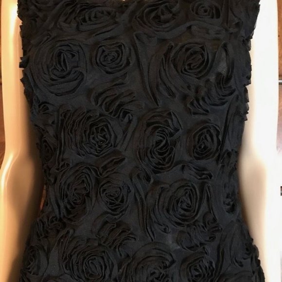 Chiffon 3D Rosette Scoop Neck Sleeveless Top - Picture 2 of 11